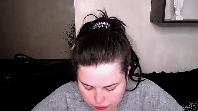 Snapshot of Emily_Mo chatting on October 8, 2025, 6:22 am Emily Mo online show from October 8, 2025, 6:22 am