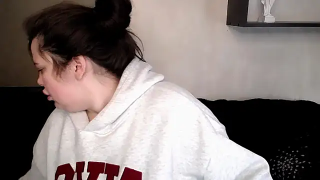 Snapshot of Emily_Mo chatting on October 28, 2025, 8:40 am Emily Mo online show from October 28, 2025, 8:40 am