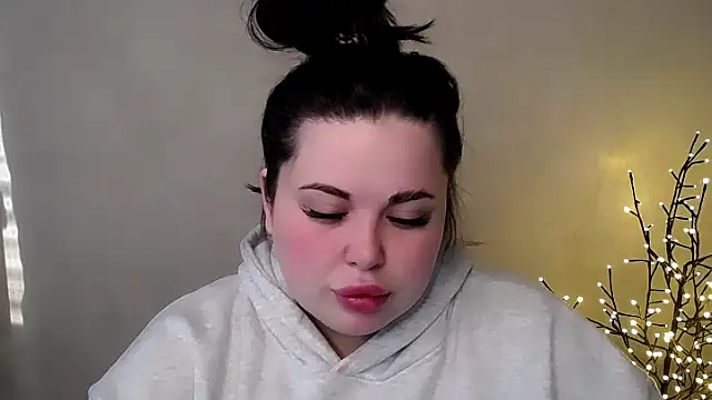 Emily Mo online show from November 25, 2025, 6:57 am