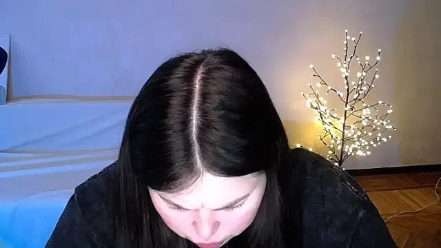 Emily Mo online show from June 5, 2026, 6:09 am