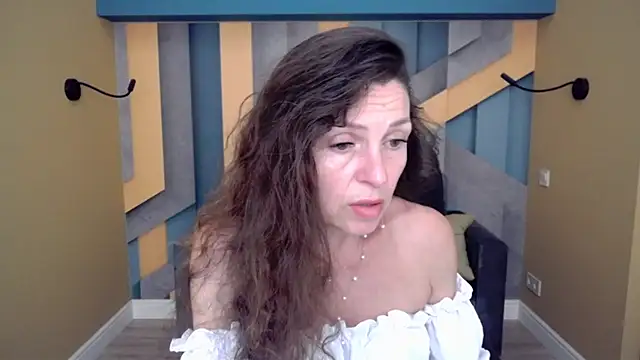 EllaLong online show from June 16, 2026, 11:24 am