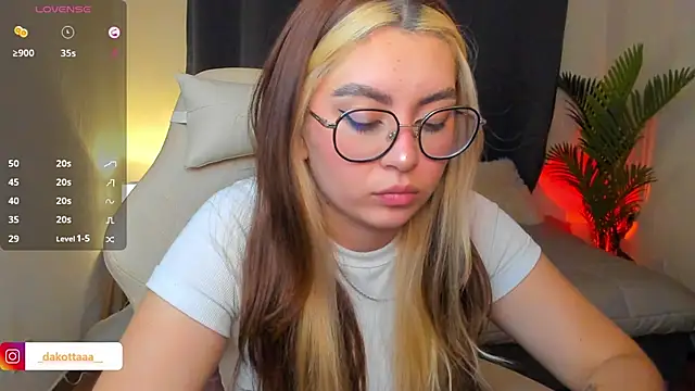 dakottaa  online show from May 20, 2026, 12:28 am