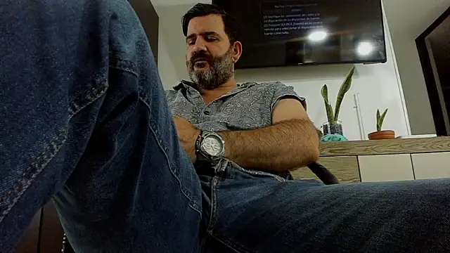 Snapshot of Maxi_TheBigDaddy chatting on March 18, 2026, 1:36 pm Maxi TheBigDaddy online show from March 18, 2026, 1:36 pm