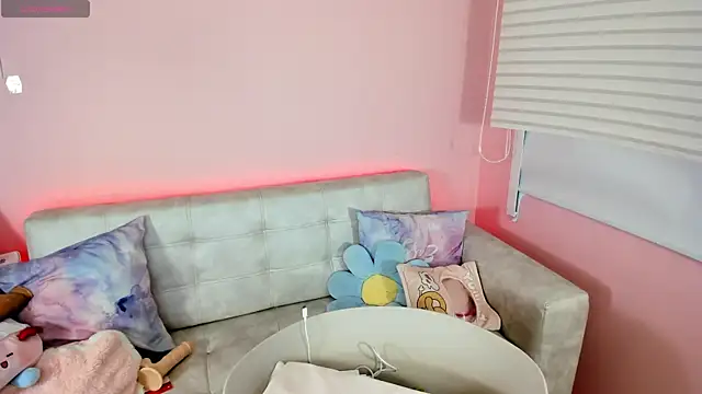 tinysara online show from June 26, 2026, 4:33 pm