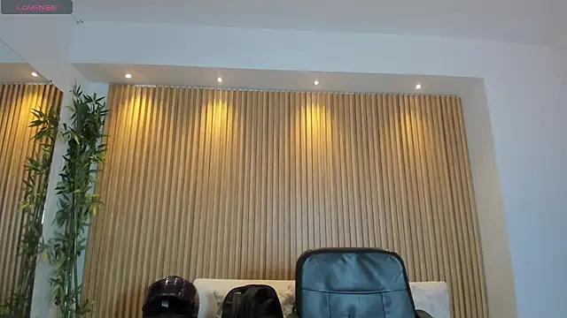 charlottewhitte online show from October 24, 2025, 11:39 am