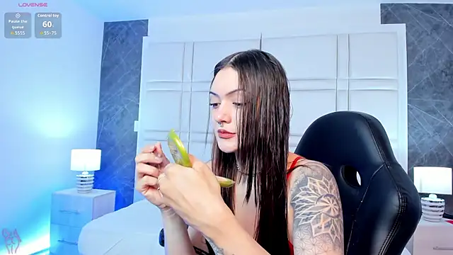 charlottewhitte online show from August 5, 2026, 10:51 am
