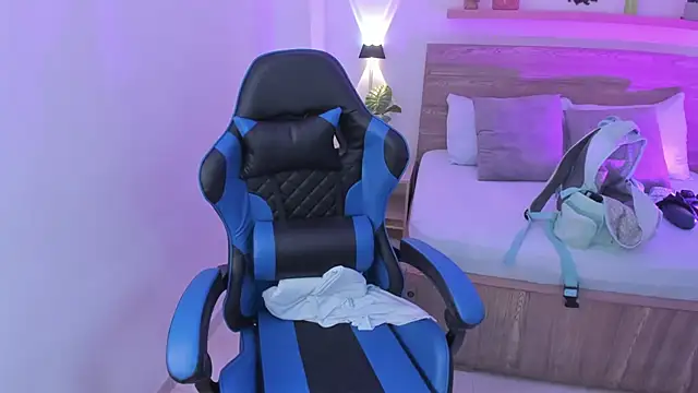 izaro22 online show from September 15, 2025, 1:11 pm