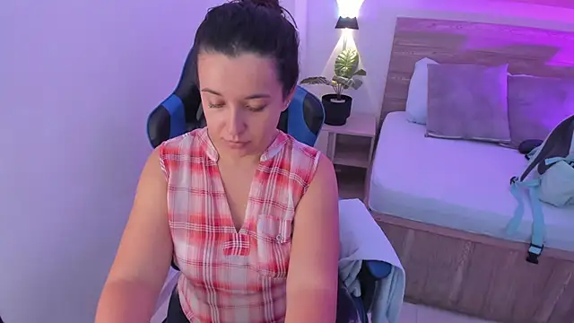 izaro22 online show from September 16, 2025, 1:12 pm