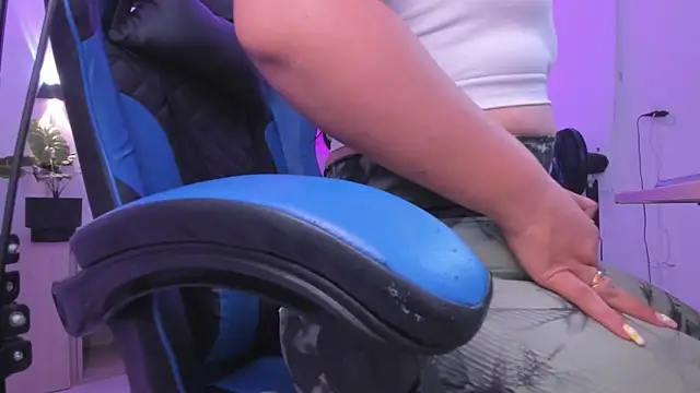 izaro22 online show from November 18, 2025, 1:04 pm