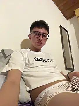 CamiRojas boy online show from May 10, 2026, 3:23 am