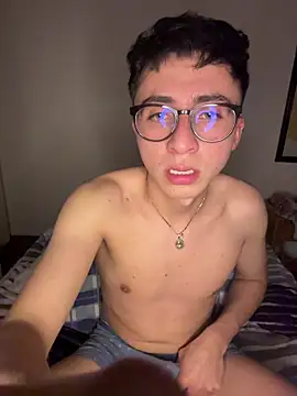 CamiRojas boy online show from May 13, 2026, 3:26 am
