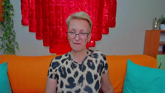 iamyourdream89 online show from February 18, 2026, 2:24 pm