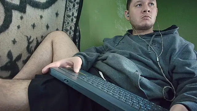 Snapshot of sweet_cock28 chatting on October 27, 2025, 3:27 pm sweet cock28 online show from October 27, 2025, 3:27 pm