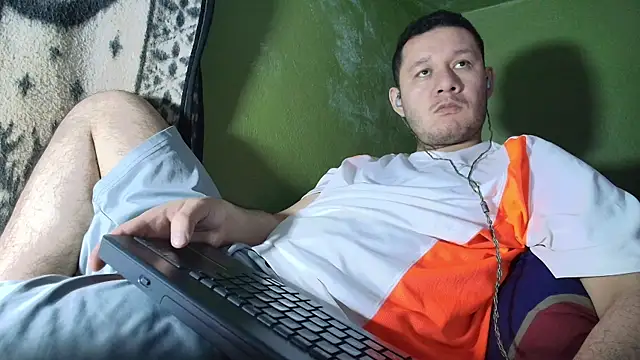 Snapshot of sweet_cock28 chatting on October 28, 2025, 3:32 am sweet cock28 online show from October 28, 2025, 3:32 am