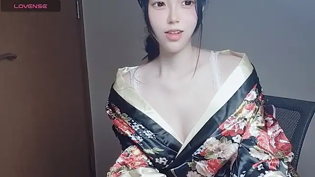 VaerySaenz online show from November 24, 2025, 3:39 am