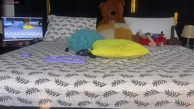 Snapshot of Sexy_sharntel chatting on October 15, 2025, 11:43 am Sexy sharntel online show from October 15, 2025, 11:43 am