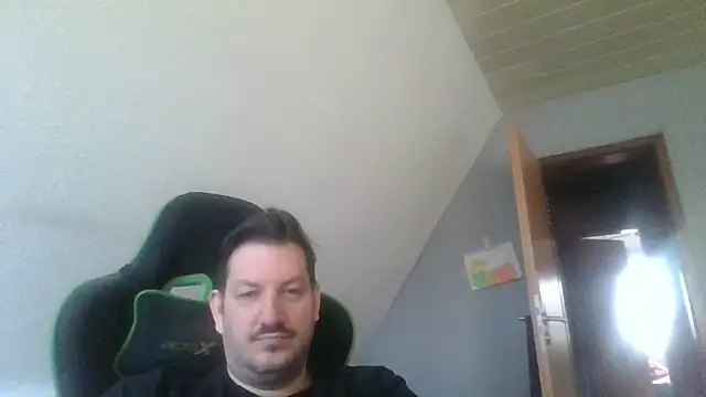 Snapshot of Golffahrer1982 chatting on March 25, 2026, 9:59 am Golffahrer1982 online show from March 25, 2026, 9:59 am