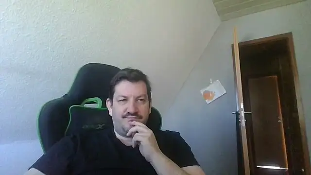 Snapshot of Golffahrer1982 chatting on April 22, 2026, 8:06 am Golffahrer1982 online show from April 22, 2026, 8:06 am