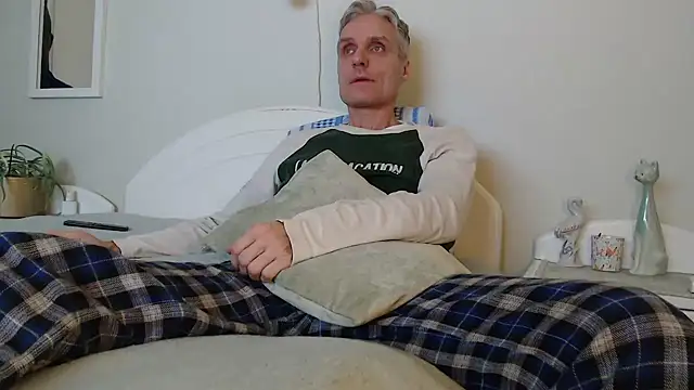 Snapshot of StrongBill chatting on February 1, 2025, 3:28 pm StrongBill online show from February 1, 2025, 3:28 pm