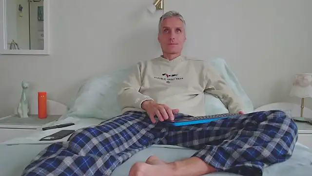 Snapshot of StrongBill chatting on September 20, 2025, 5:52 am StrongBill online show from September 20, 2025, 5:52 am