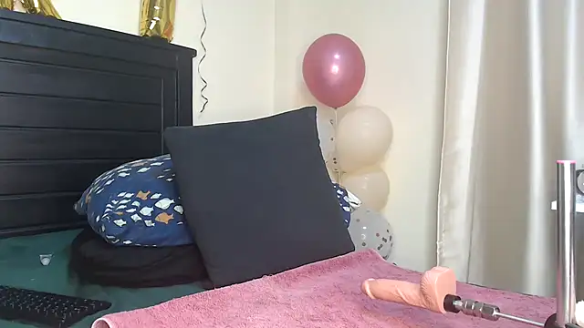 NIKKIE LOVE online show from January 24, 2025, 3:43 am