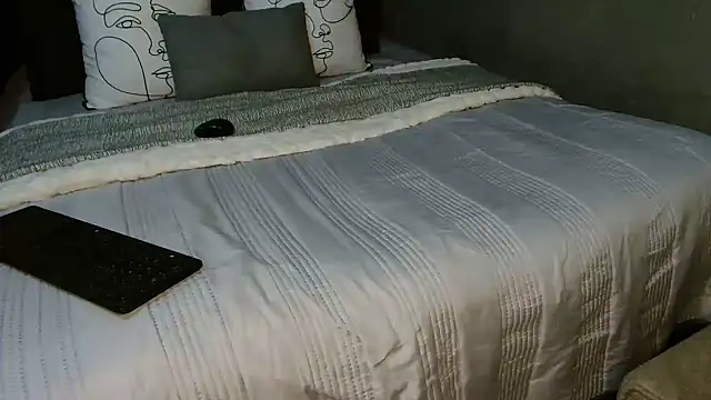 CURVEYDOLLXX online show from November 12, 2025, 3:07 am