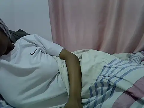 prettybeee online show from April 28, 2026, 2:27 am