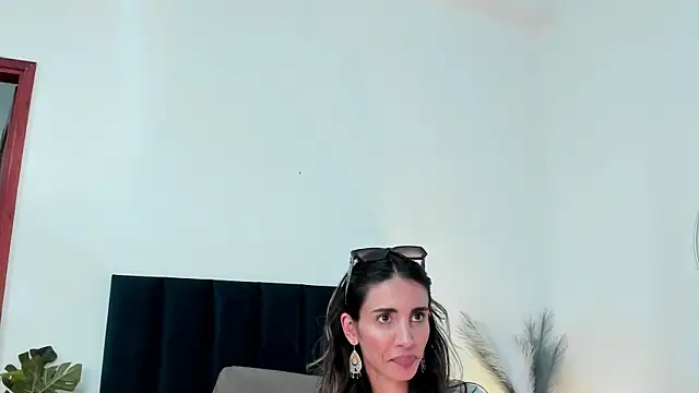 Nina Cavaali online show from February 5, 2025, 6:15 pm