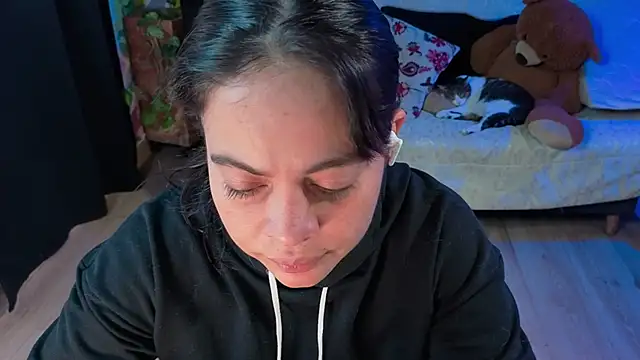 Cuttiealice online show from September 22, 2025, 5:04 pm