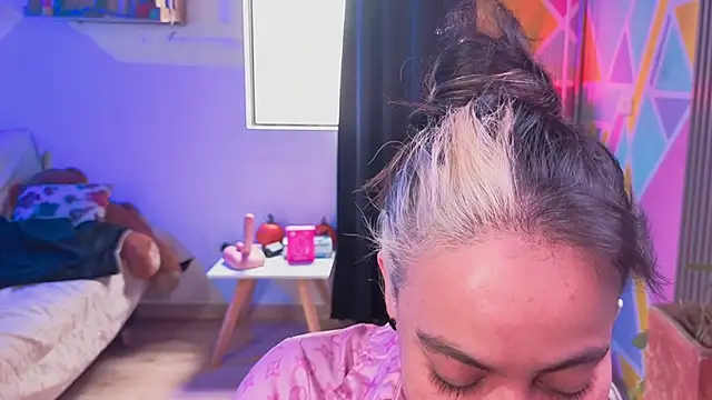 Cuttiealice online show from November 10, 2025, 5:01 pm