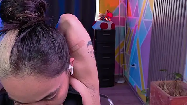 Cuttiealice online show from November 11, 2025, 3:34 pm