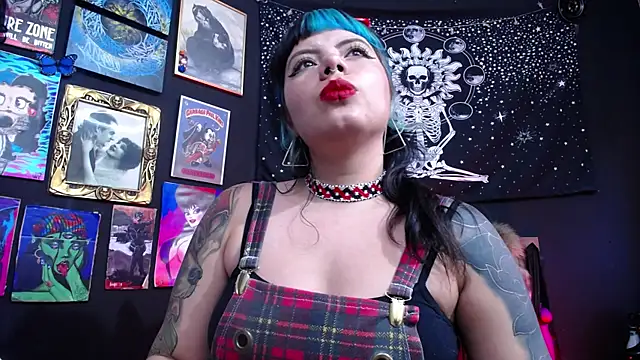 Snapshot of Yourmadame_P chatting on January 22, 2025, 9:43 pm Yourmadame P online show from January 22, 2025, 9:43 pm