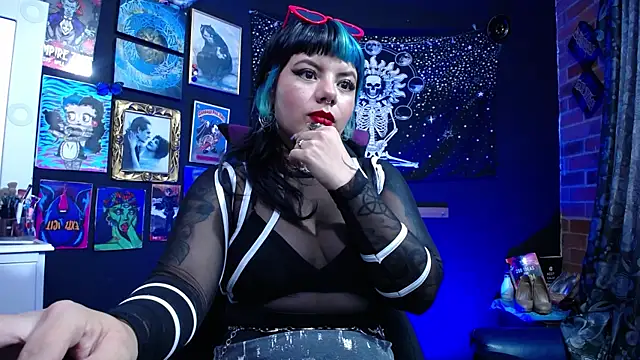 Snapshot of Yourmadame_P chatting on January 28, 2025, 9:40 pm Yourmadame P online show from January 28, 2025, 9:40 pm