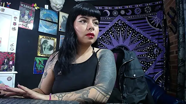 Snapshot of Yourmadame_P chatting on July 6, 2026, 6:10 pm Yourmadame P online show from July 6, 2026, 6:10 pm