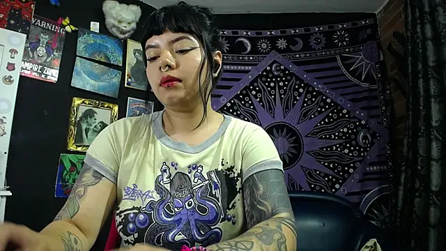 Snapshot of Yourmadame_P chatting on July 16, 2026, 11:11 pm Yourmadame P online show from July 16, 2026, 11:11 pm