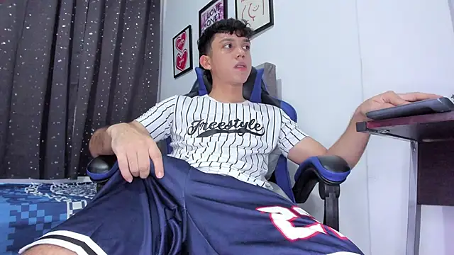 Snapshot of The_skinnyguys chatting on October 28, 2025, 10:12 pm The skinnyguys online show from October 28, 2025, 10:12 pm