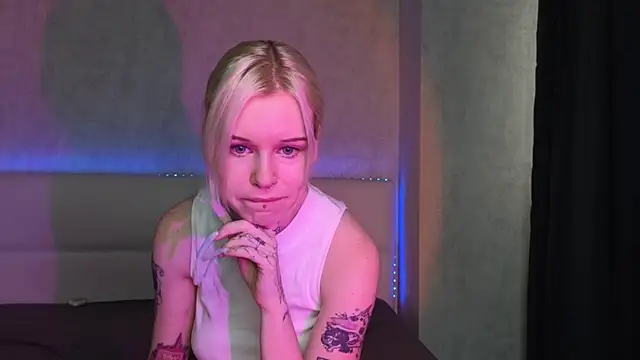 Snapshot of LisaDenvinn chatting on September 10, 2025, 3:50 am LisaDenvinn online show from September 10, 2025, 3:50 am
