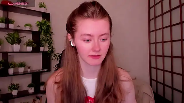 Snapshot of KateCuddle chatting on April 27, 2026, 2:42 am KateCuddle online show from April 27, 2026, 2:42 am