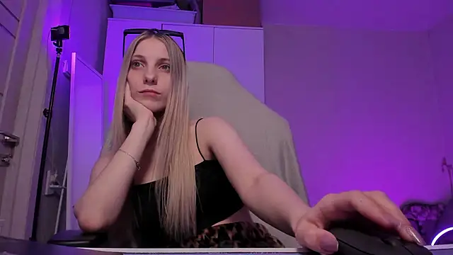 Snapshot of Anna_Fink chatting on March 8, 2026, 8:01 pm Anna Fink online show from March 8, 2026, 8:01 pm