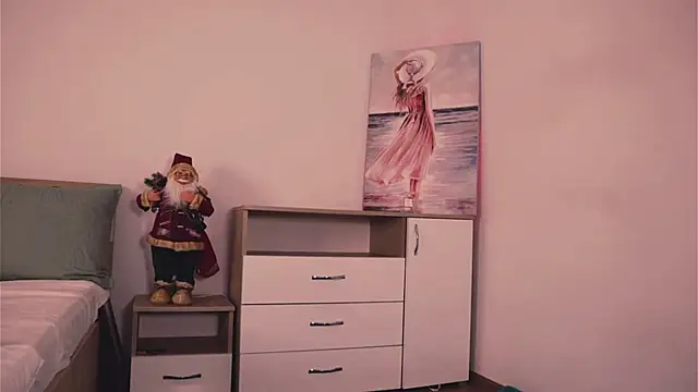 Misslullu online show from December 4, 2025, 2:37 pm