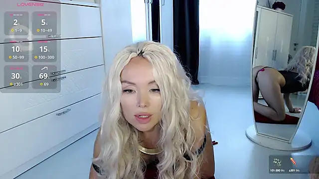 WhiteBunny online show from September 9, 2025, 10:04 am