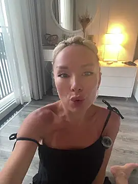 WhiteBunny online show from June 10, 2026, 10:58 am