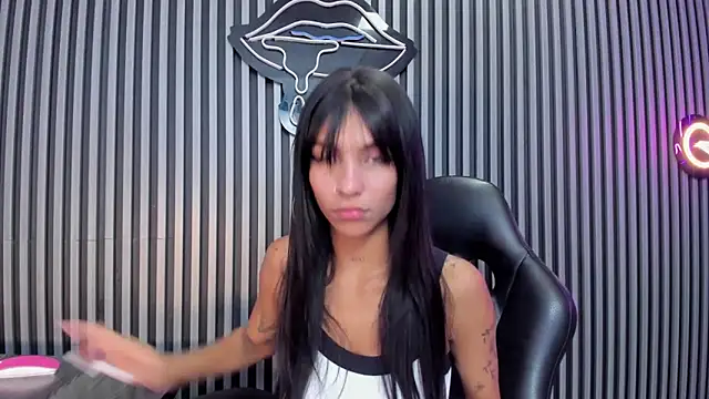 Snapshot of LauraAristizabal chatting on February 3, 2025, 7:21 pm LauraAristizabal online show from February 3, 2025, 7:21 pm