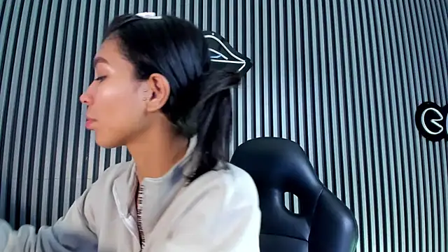 Snapshot of LauraAristizabal chatting on February 20, 2025, 12:47 pm LauraAristizabal online show from February 20, 2025, 12:47 pm