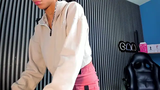 Snapshot of LauraAristizabal chatting on February 21, 2025, 12:50 pm LauraAristizabal online show from February 21, 2025, 12:50 pm