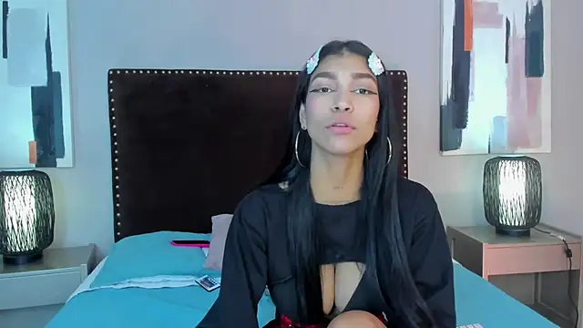 Snapshot of LauraAristizabal chatting on March 4, 2025, 4:20 pm LauraAristizabal online show from March 4, 2025, 4:20 pm