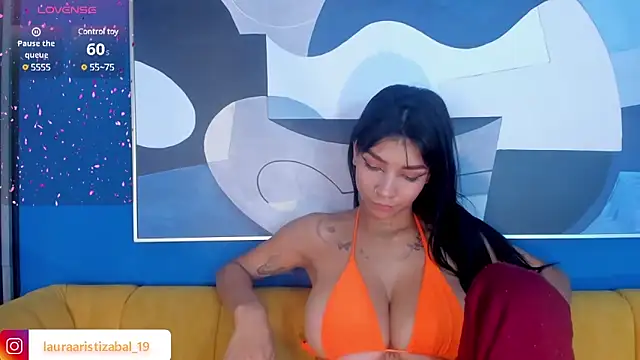 Snapshot of LauraAristizabal chatting on March 6, 2025, 4:28 pm LauraAristizabal online show from March 6, 2025, 4:28 pm