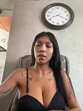 Snapshot of LauraAristizabal chatting on March 7, 2025, 1:18 pm LauraAristizabal online show from March 7, 2025, 1:18 pm