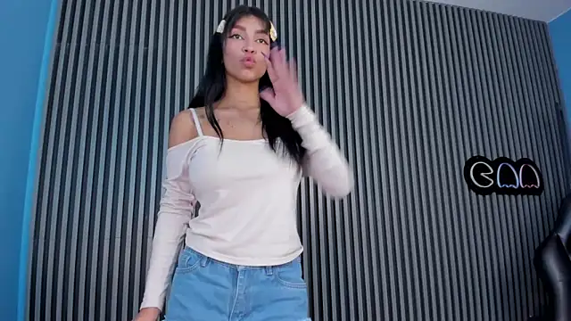 Snapshot of LauraAristizabal chatting on March 22, 2025, 12:25 pm LauraAristizabal online show from March 22, 2025, 12:25 pm