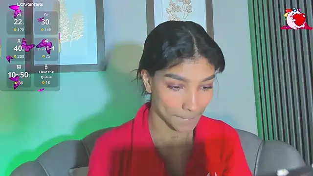 Snapshot of LauraAristizabal chatting on October 11, 2025, 11:47 pm LauraAristizabal online show from October 11, 2025, 11:47 pm